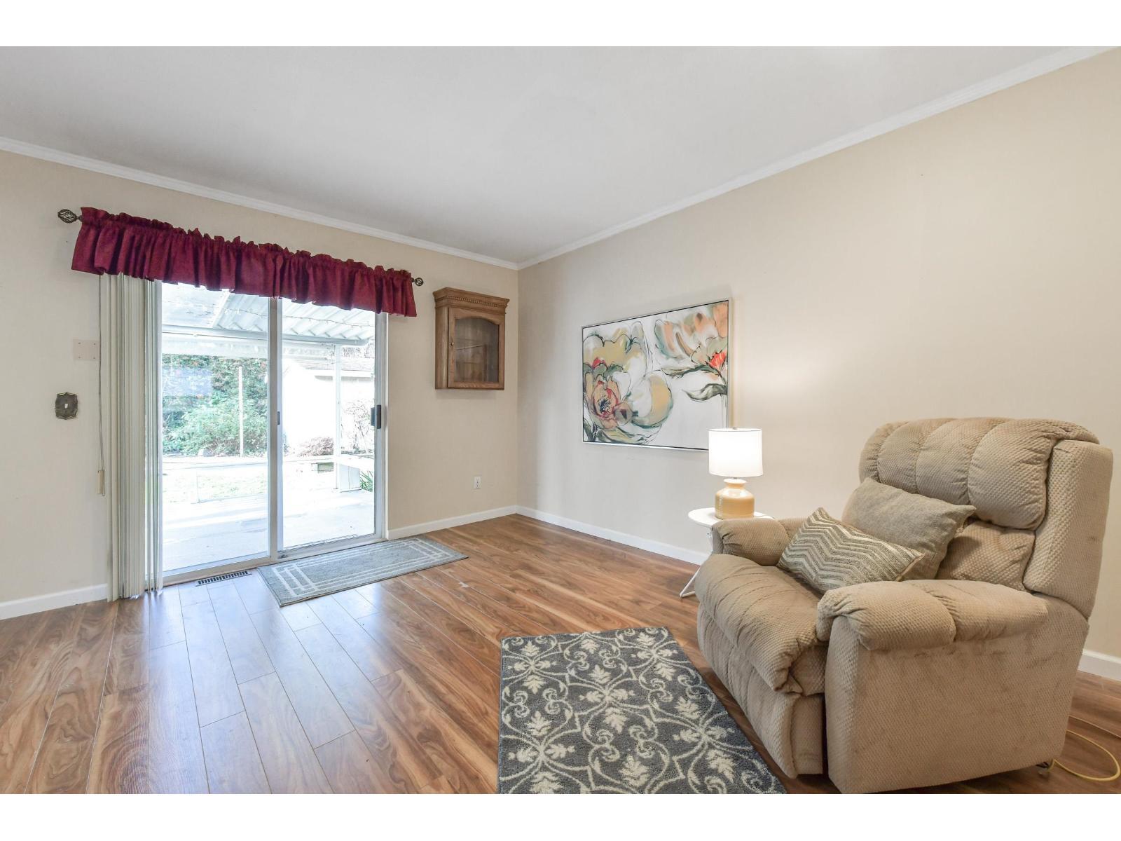 6043 174 Street, Surrey, BC - Indoor Photo Showing Living Room