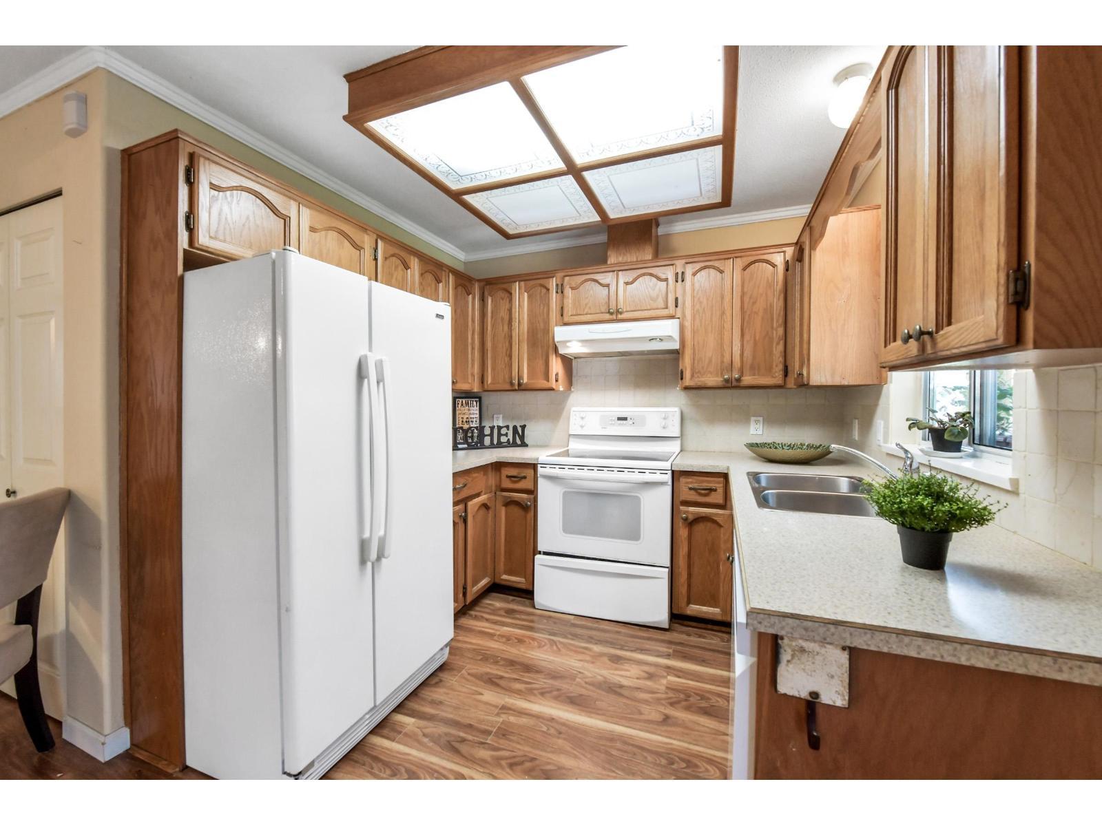 6043 174 Street, Surrey, BC - Indoor Photo Showing Kitchen With Double Sink