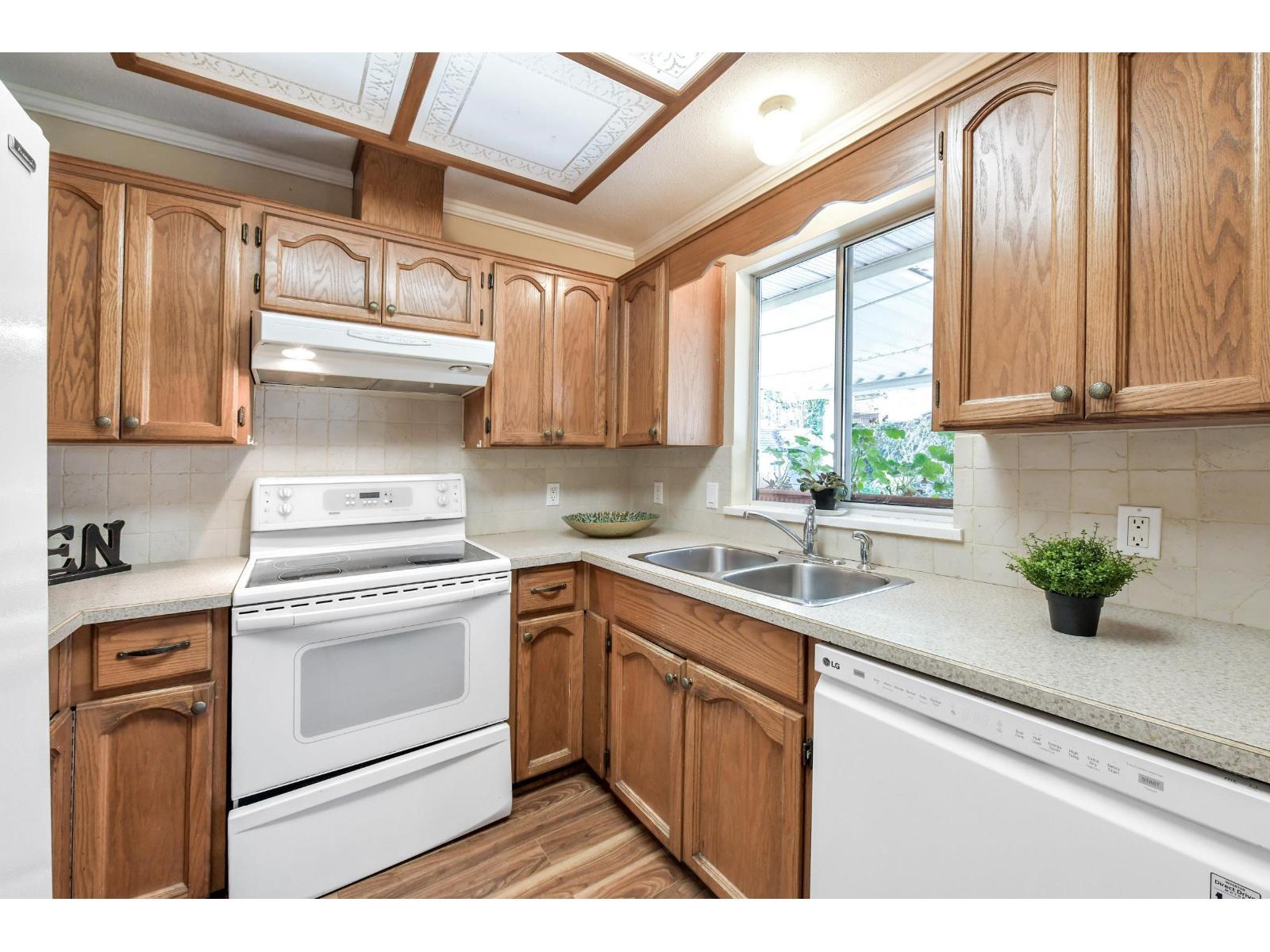 6043 174 Street, Surrey, BC - Indoor Photo Showing Kitchen With Double Sink