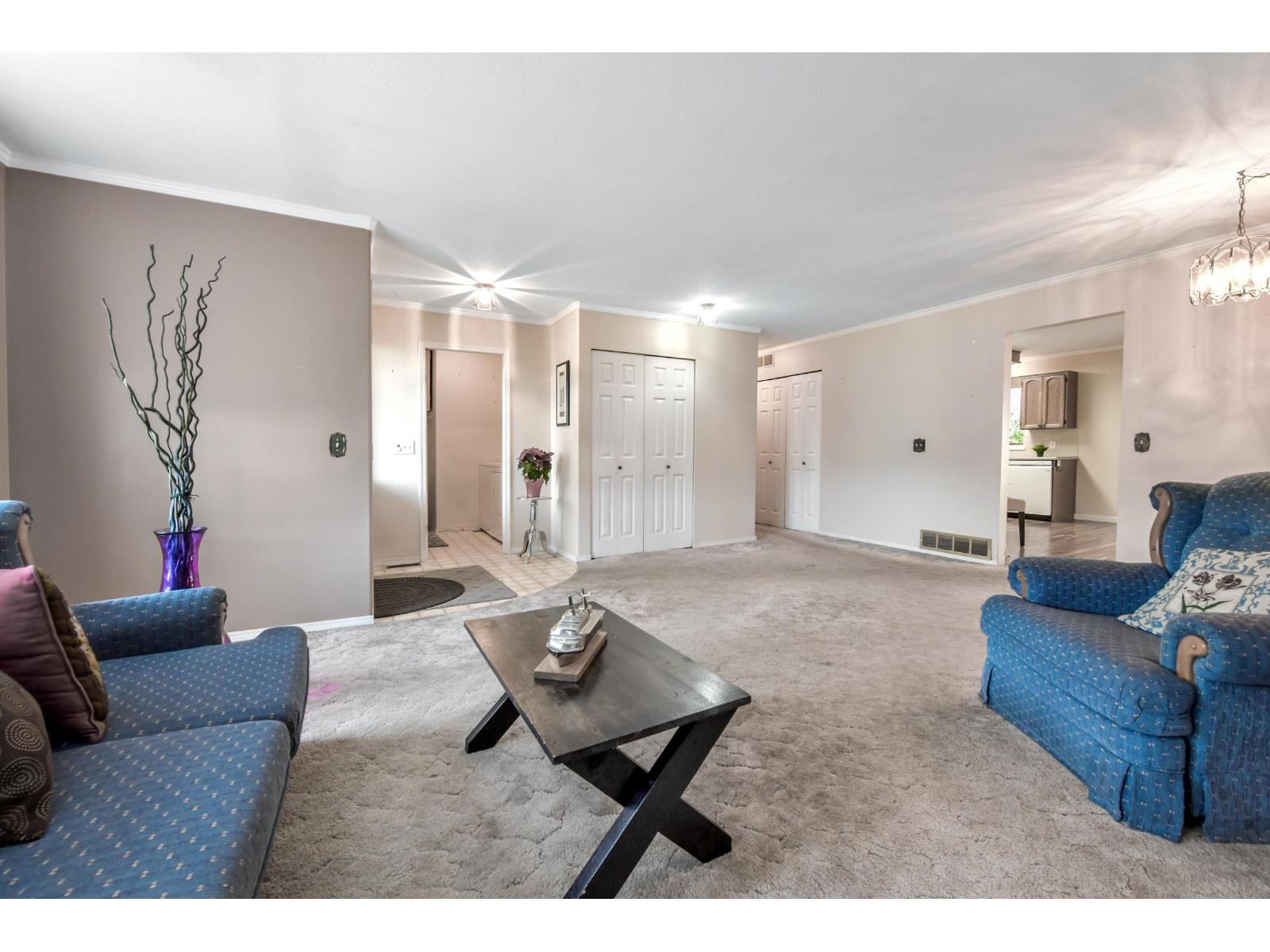 6043 174 Street, Surrey, BC - Indoor Photo Showing Living Room