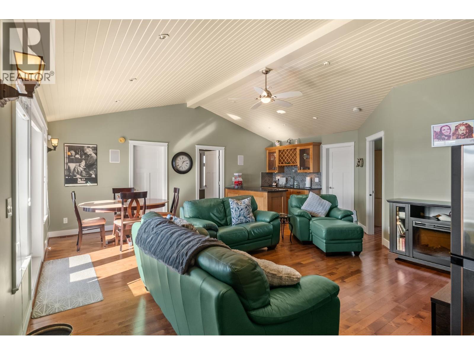 6461 Dyke Road, Richmond, BC - Indoor Photo Showing Living Room