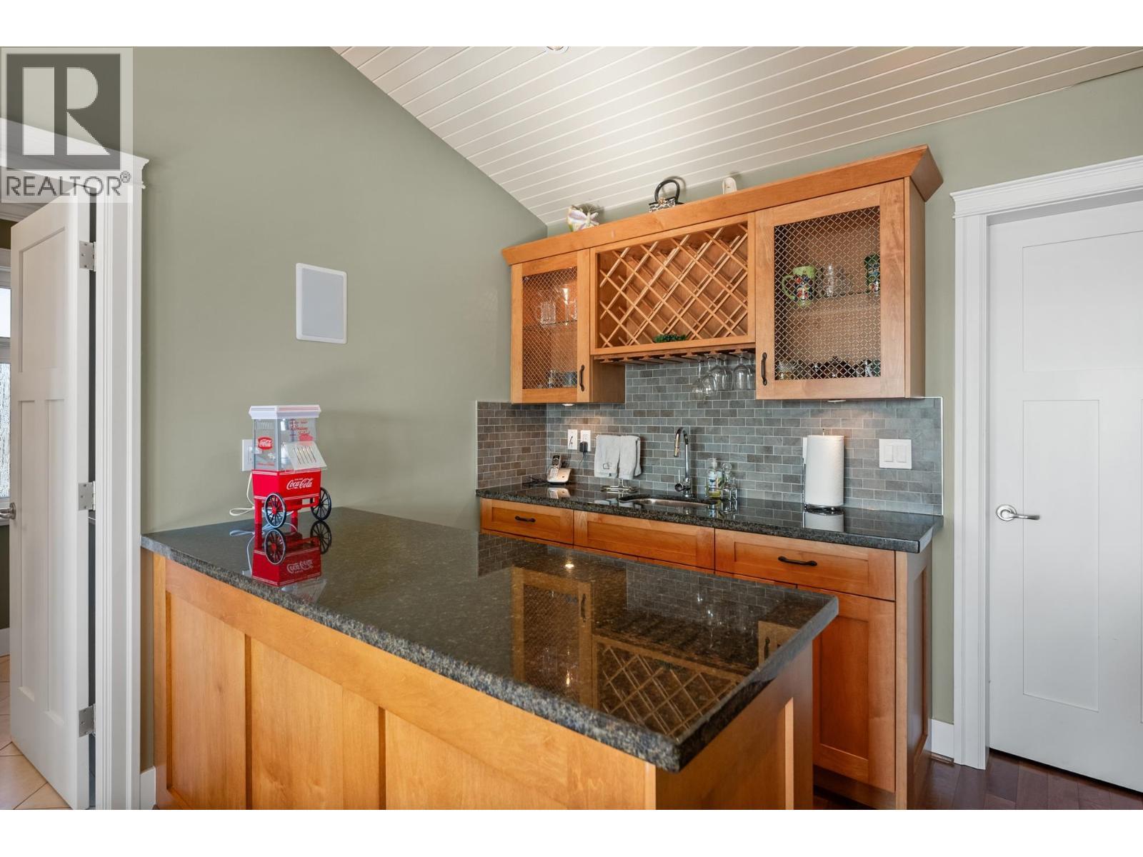 6461 Dyke Road, Richmond, BC - Indoor Photo Showing Kitchen