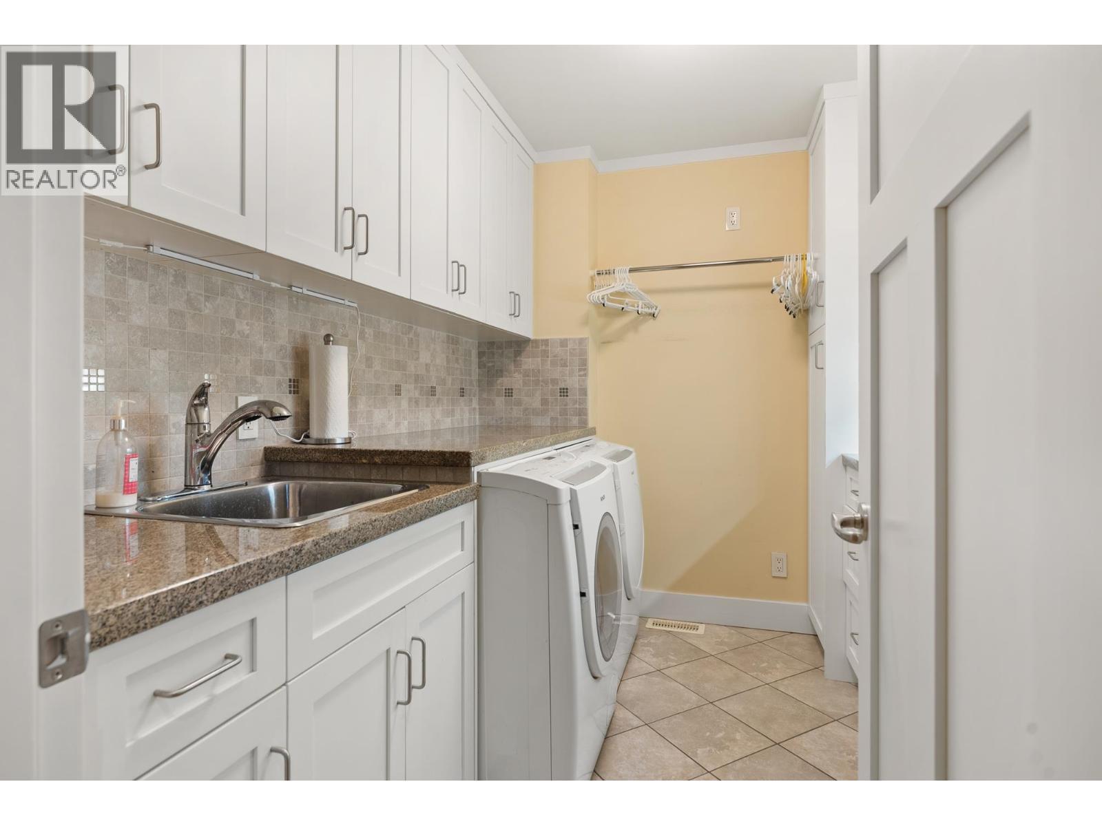 6461 Dyke Road, Richmond, BC - Indoor Photo Showing Laundry Room