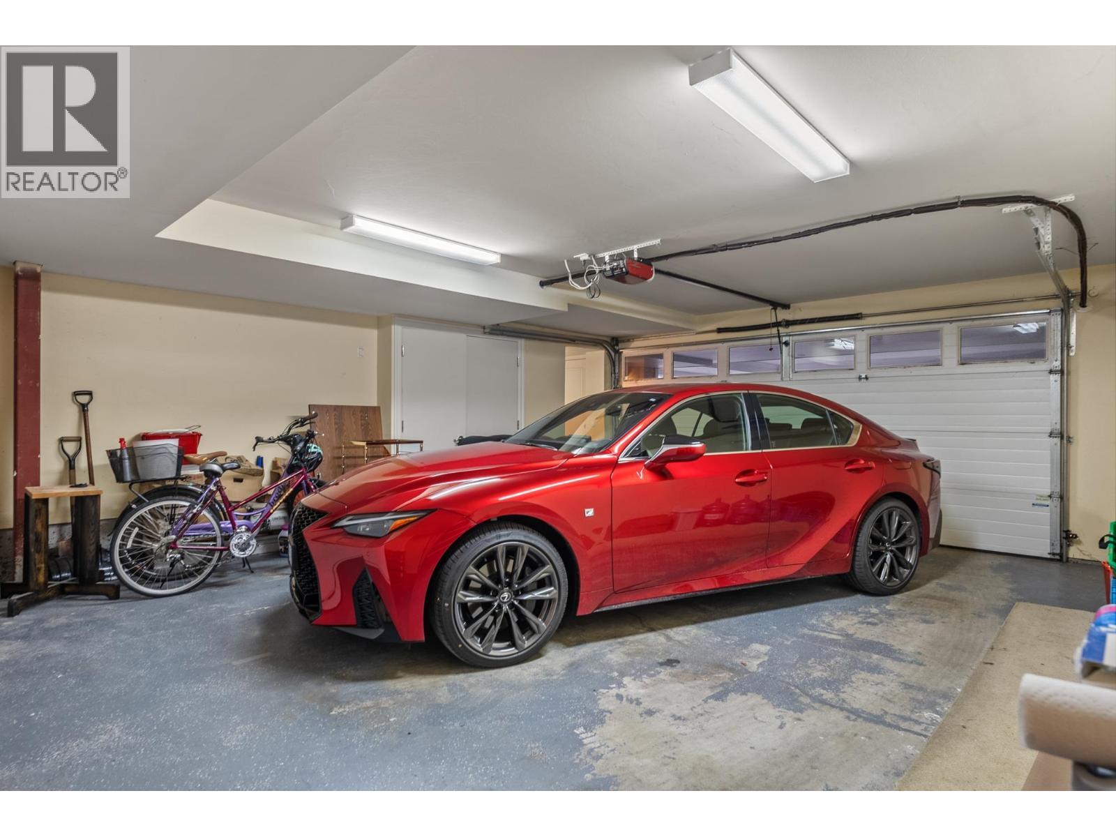6461 Dyke Road, Richmond, BC - Indoor Photo Showing Garage