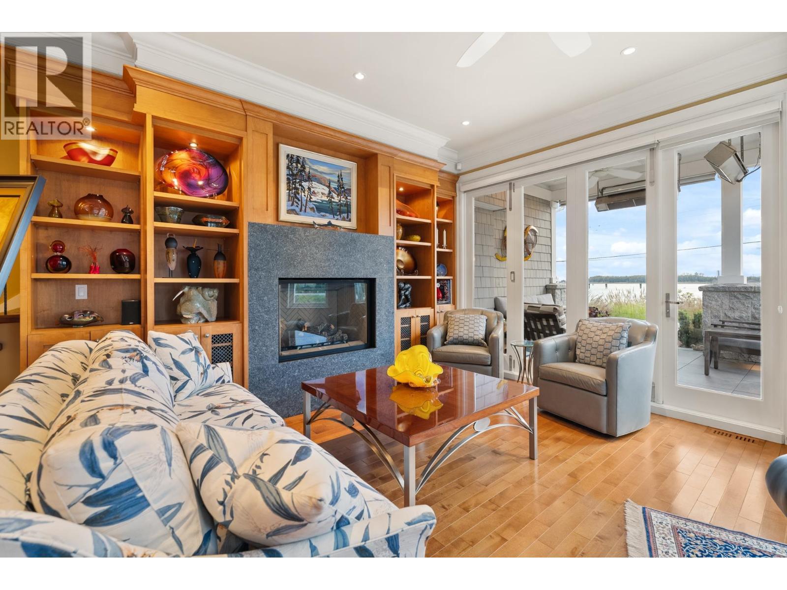 6461 Dyke Road, Richmond, BC - Indoor Photo Showing Living Room With Fireplace