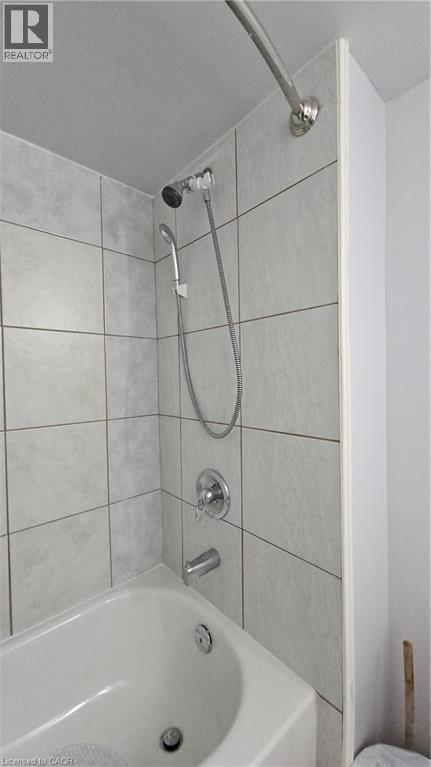 Full bath with shower combination - 10 Doll Court Unit# Lower, Kitchener, ON - Indoor Photo Showing Bathroom