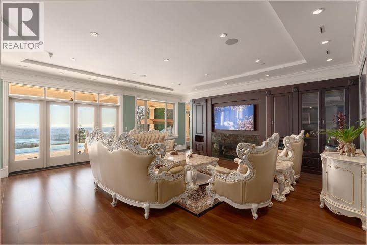 1167 Eyremount Drive, West Vancouver, BC - Indoor Photo Showing Living Room