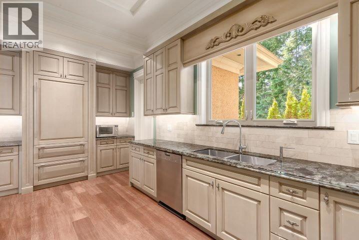 1167 Eyremount Drive, West Vancouver, BC - Indoor Photo Showing Kitchen With Double Sink