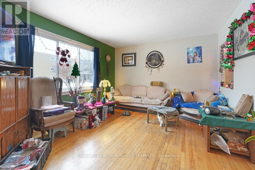 642 Borthwick Avenue, Ottawa, ON - Indoor Photo Showing Living Room