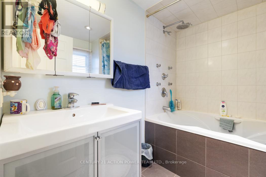 642 Borthwick Avenue, Ottawa, ON - Indoor Photo Showing Bathroom