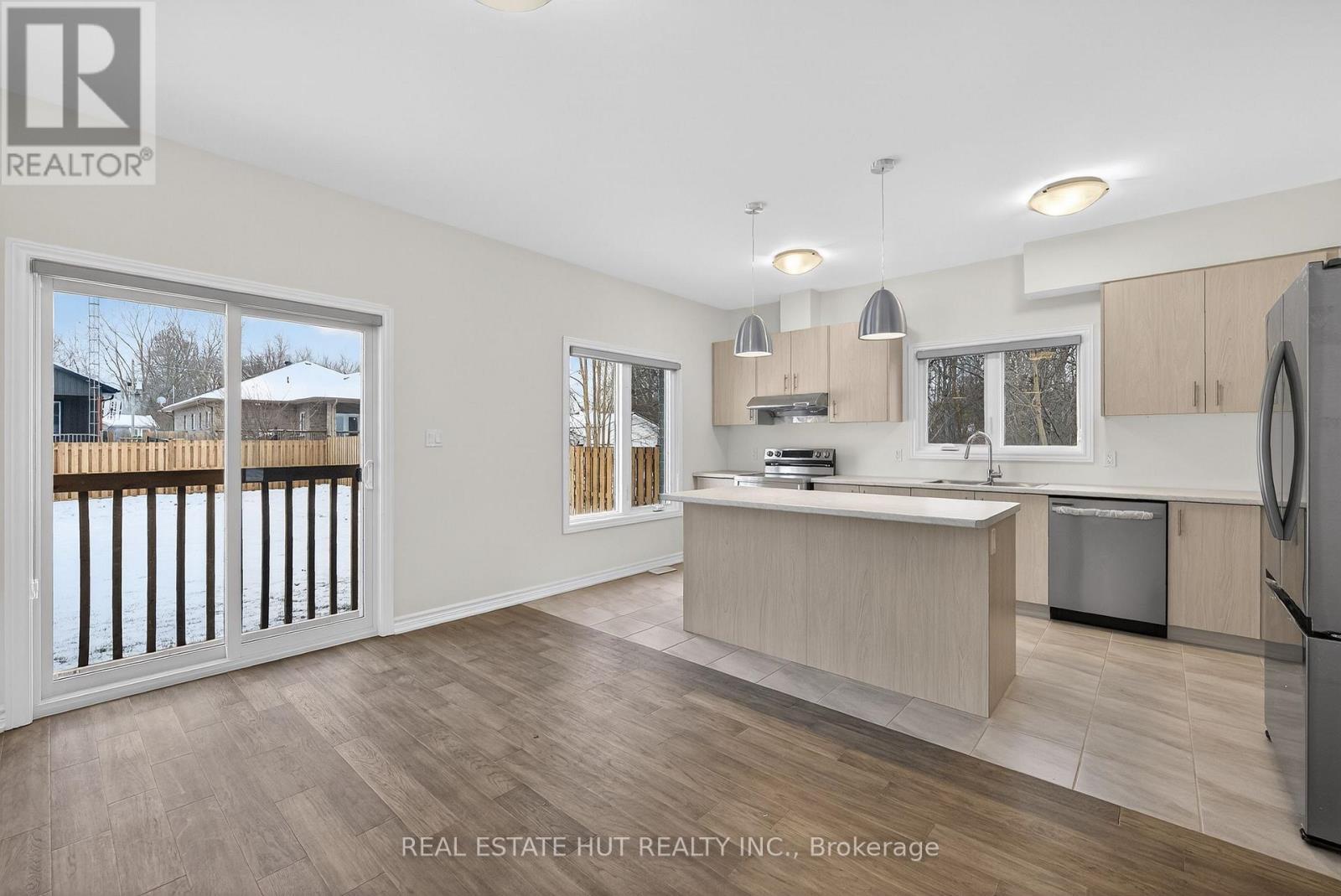 3241 Parker Avenue, Fort Erie, ON - Indoor Photo Showing Kitchen