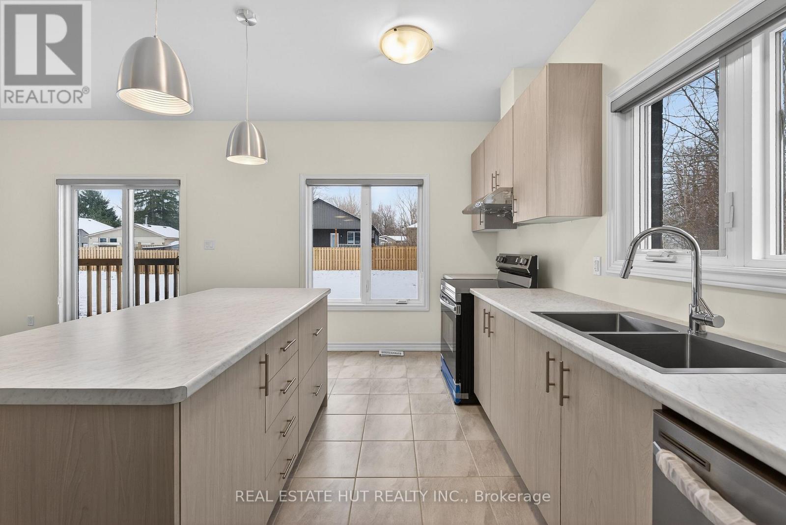 3241 Parker Avenue, Fort Erie, ON - Indoor Photo Showing Kitchen With Double Sink