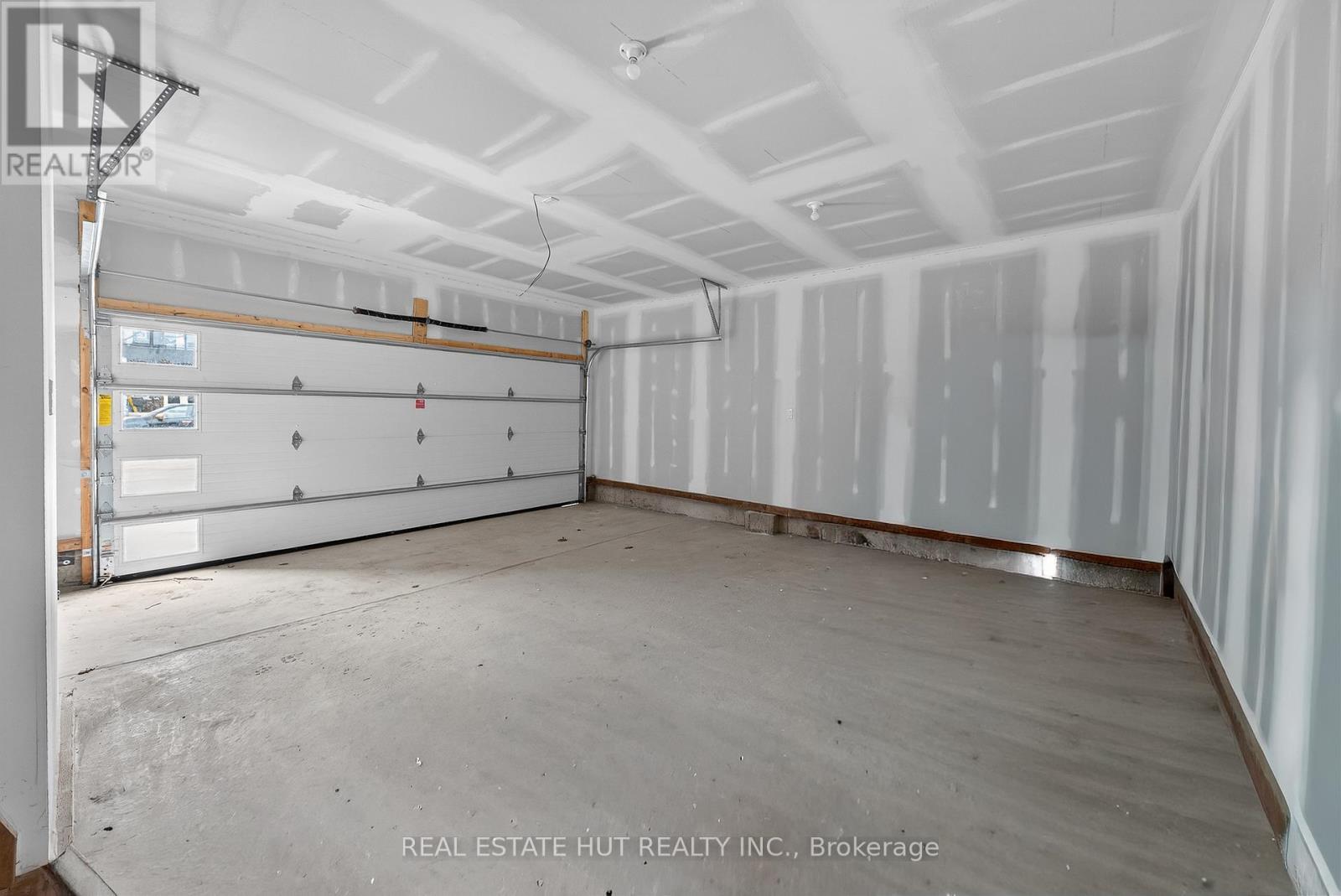 3241 Parker Avenue, Fort Erie, ON - Indoor Photo Showing Garage