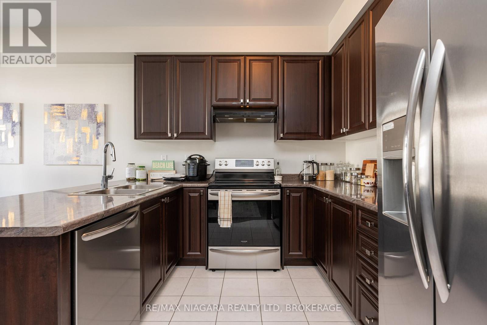 8719 Sourgum Avenue, Niagara Falls (Brown), ON - Indoor Photo Showing Kitchen With Double Sink