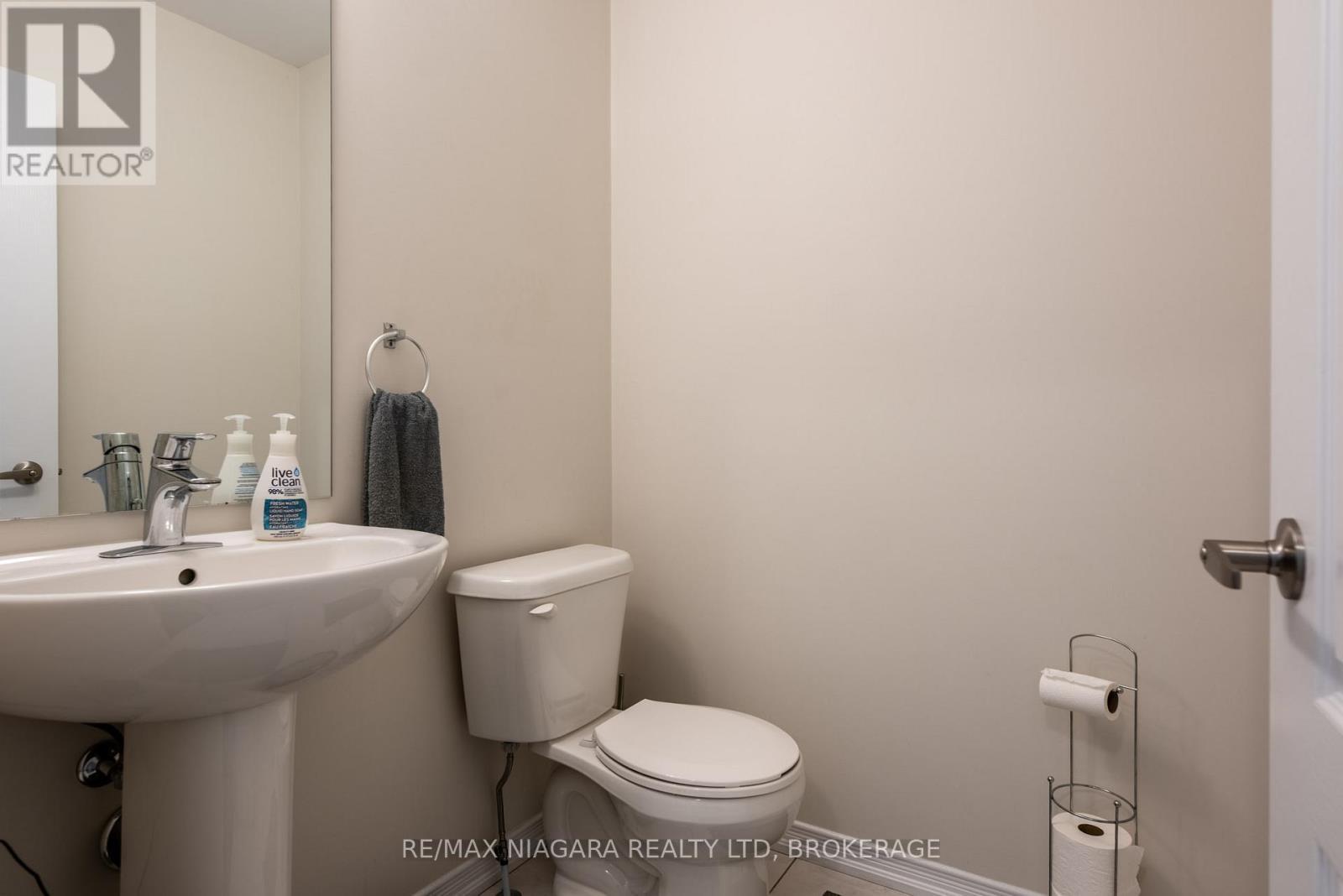 8719 Sourgum Avenue, Niagara Falls (Brown), ON - Indoor Photo Showing Bathroom
