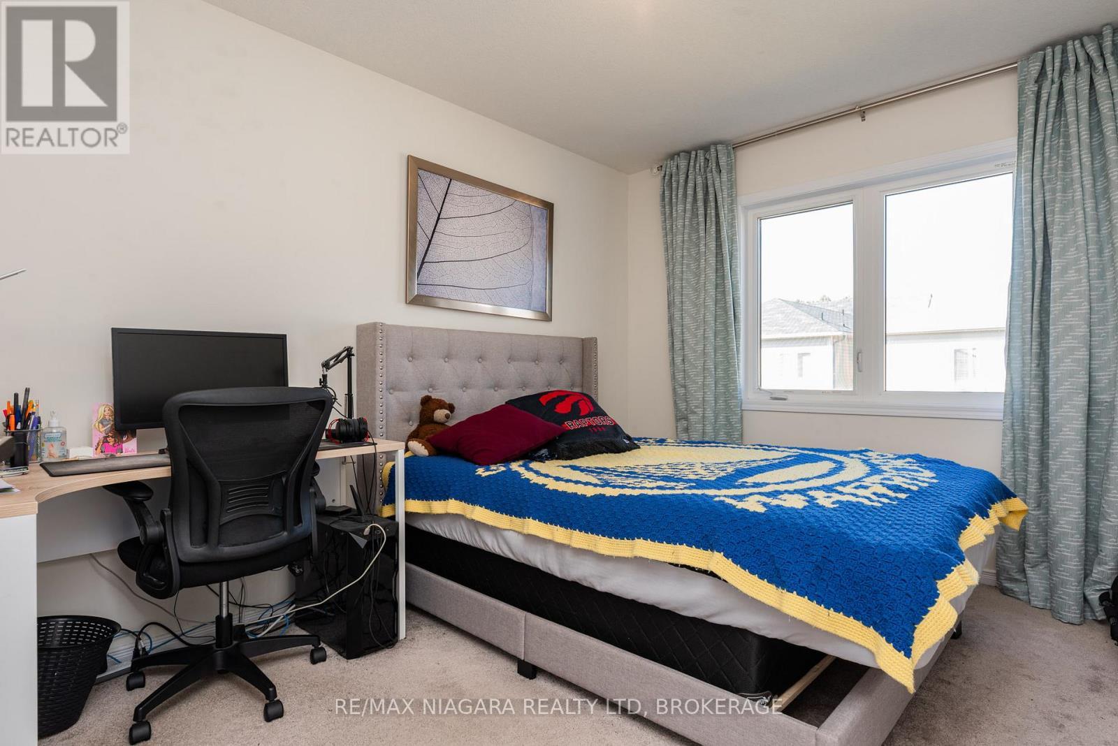 8719 Sourgum Avenue, Niagara Falls (Brown), ON - Indoor Photo Showing Bedroom