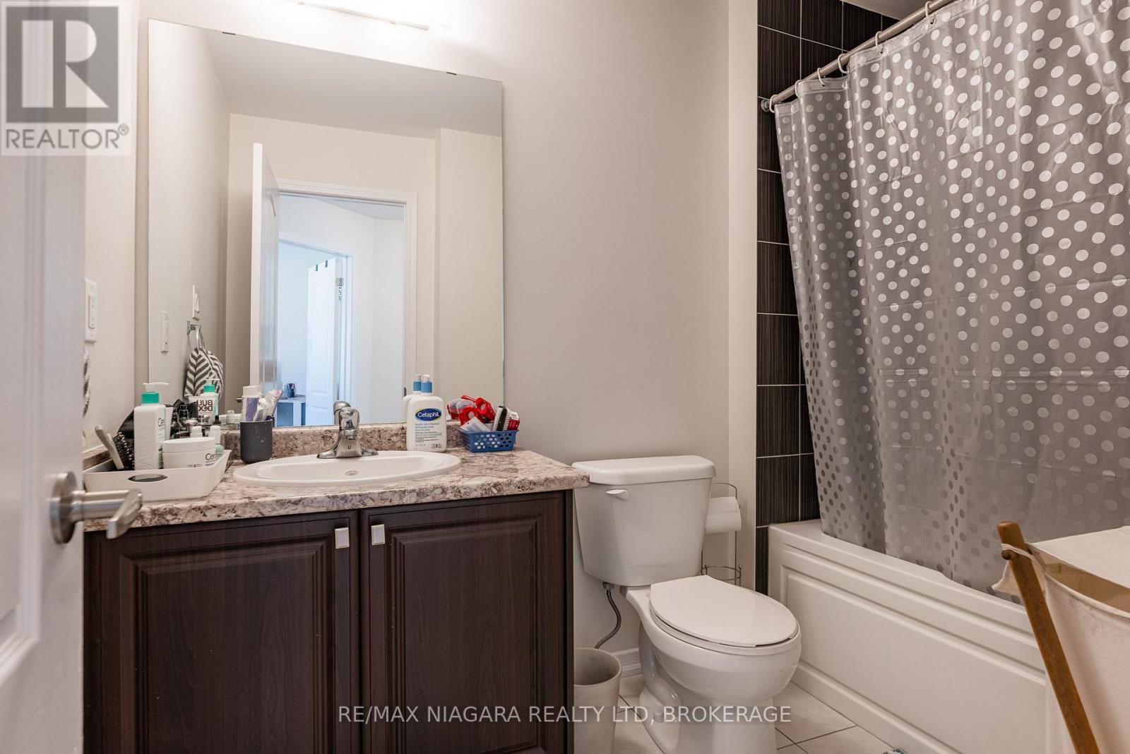 8719 Sourgum Avenue, Niagara Falls (Brown), ON - Indoor Photo Showing Bathroom