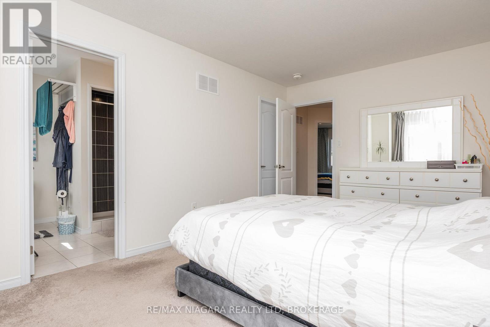 8719 Sourgum Avenue, Niagara Falls (Brown), ON - Indoor Photo Showing Bedroom