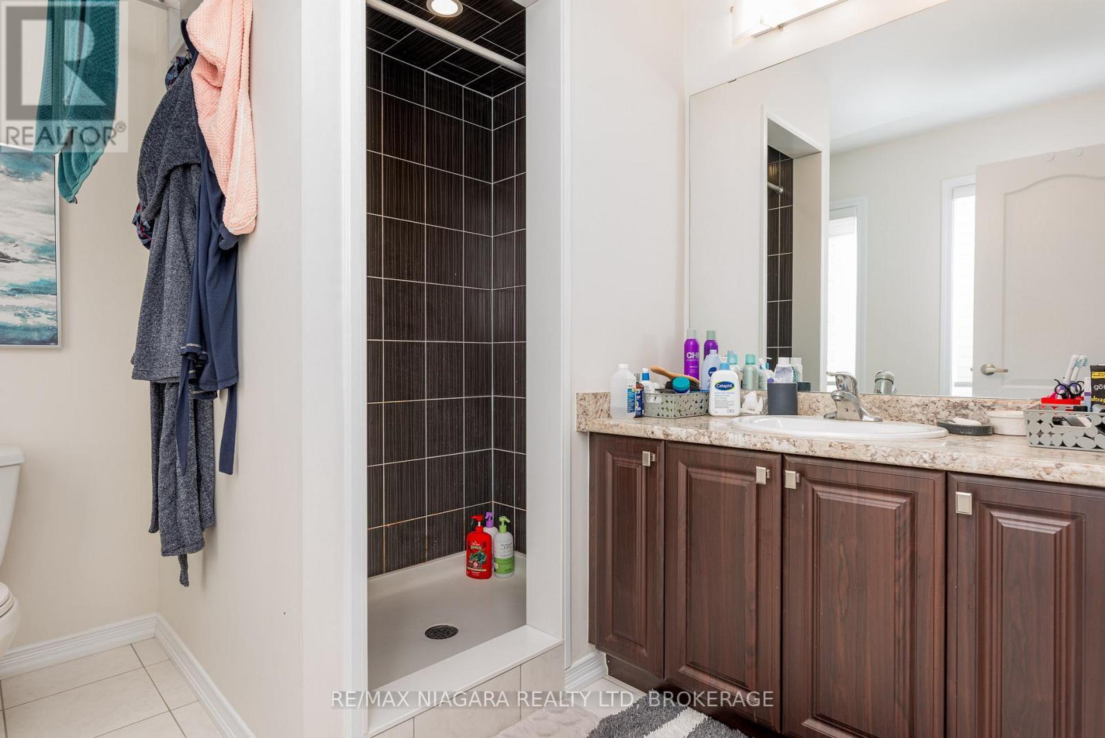 8719 Sourgum Avenue, Niagara Falls (Brown), ON - Indoor Photo Showing Bathroom