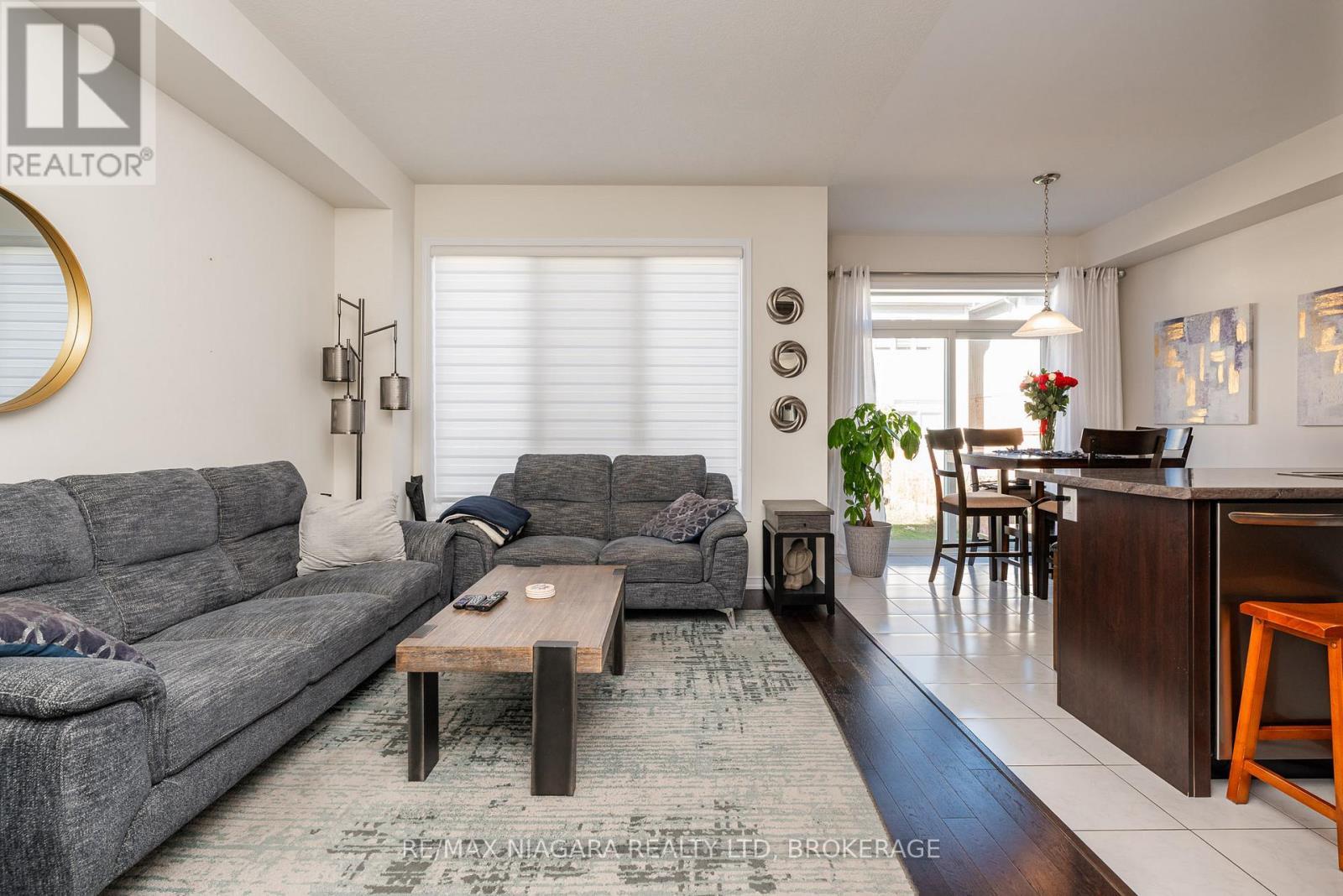 8719 Sourgum Avenue, Niagara Falls (Brown), ON - Indoor Photo Showing Living Room