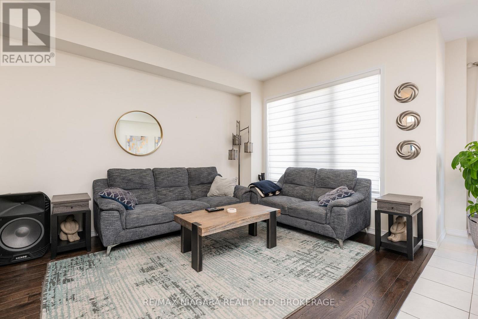 8719 Sourgum Avenue, Niagara Falls (Brown), ON - Indoor Photo Showing Living Room