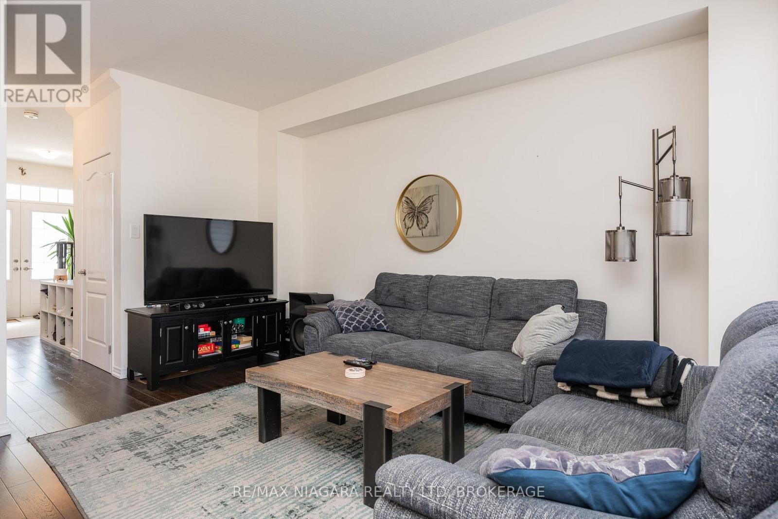 8719 Sourgum Avenue, Niagara Falls (Brown), ON - Indoor Photo Showing Living Room
