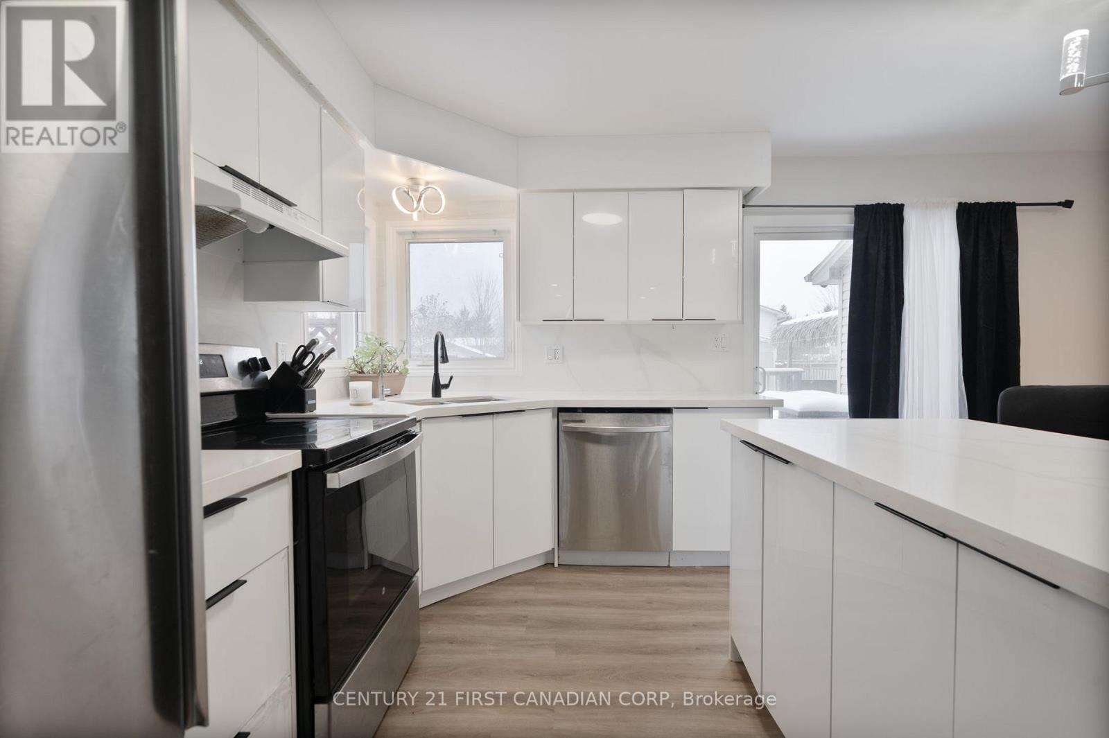 345 Banbury Crescent, London South (South T), ON - Indoor Photo Showing Kitchen With Upgraded Kitchen