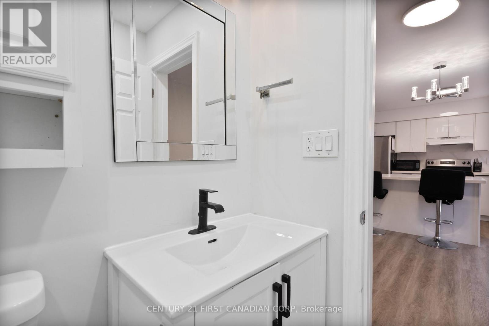 345 Banbury Crescent, London South (South T), ON - Indoor Photo Showing Bathroom