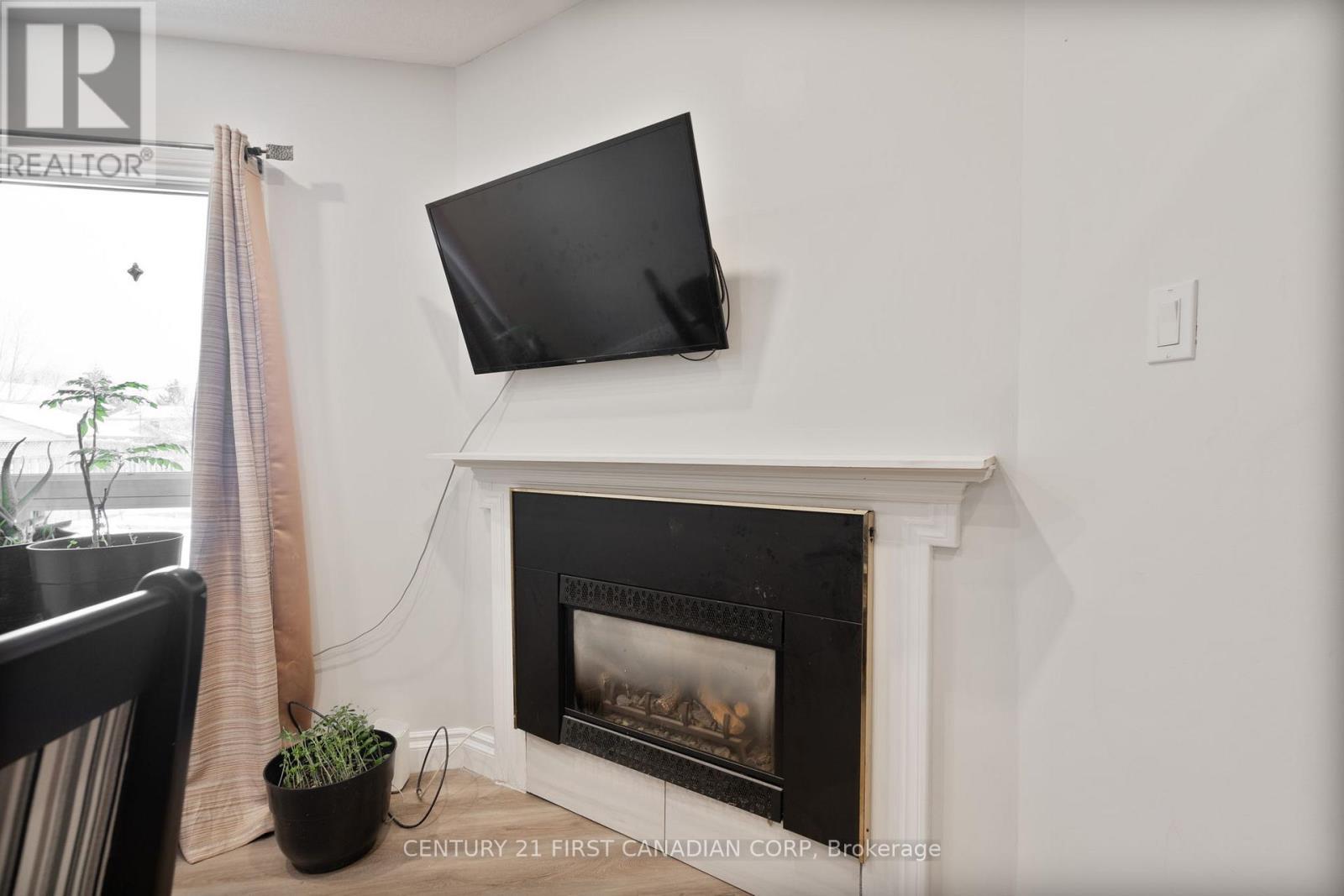 345 Banbury Crescent, London South (South T), ON - Indoor Photo Showing Living Room With Fireplace