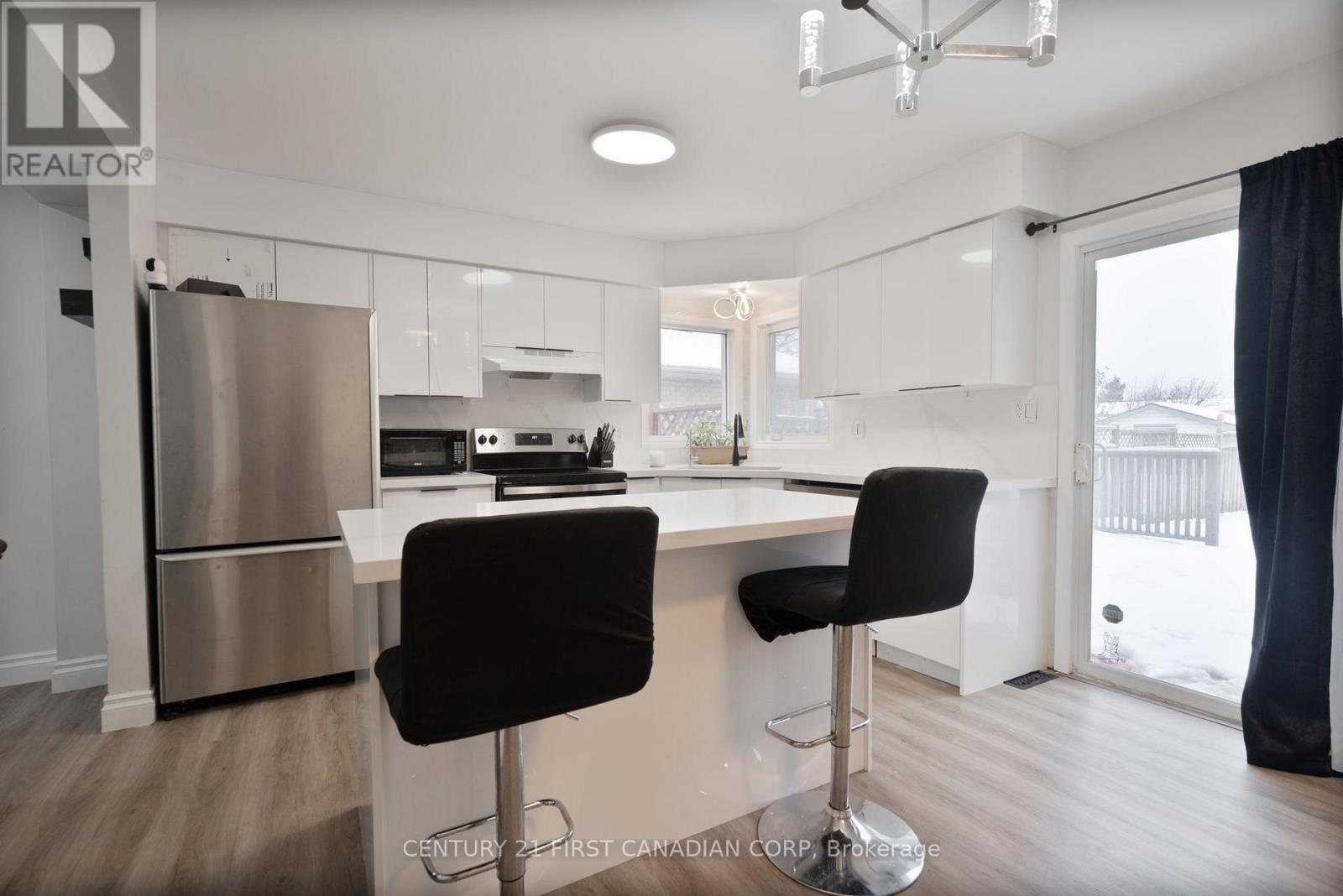 345 Banbury Crescent, London South (South T), ON - Indoor Photo Showing Kitchen With Upgraded Kitchen