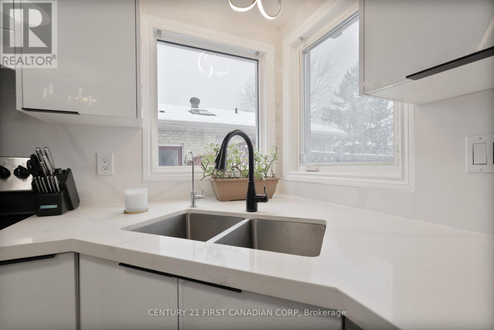 345 Banbury Crescent, London South (South T), ON - Indoor Photo Showing Kitchen With Double Sink