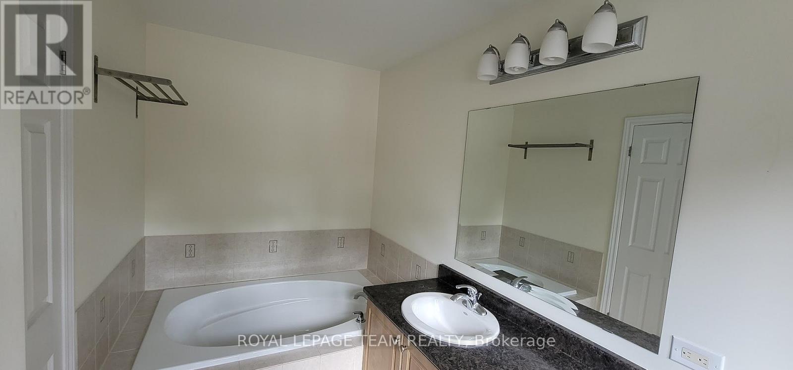 406 Galatina Way, Ottawa, ON - Indoor Photo Showing Bathroom