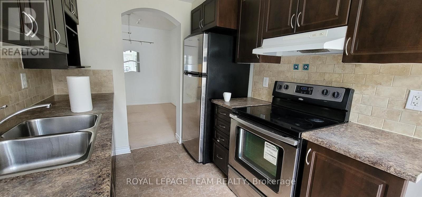 406 Galatina Way, Ottawa, ON - Indoor Photo Showing Kitchen With Double Sink