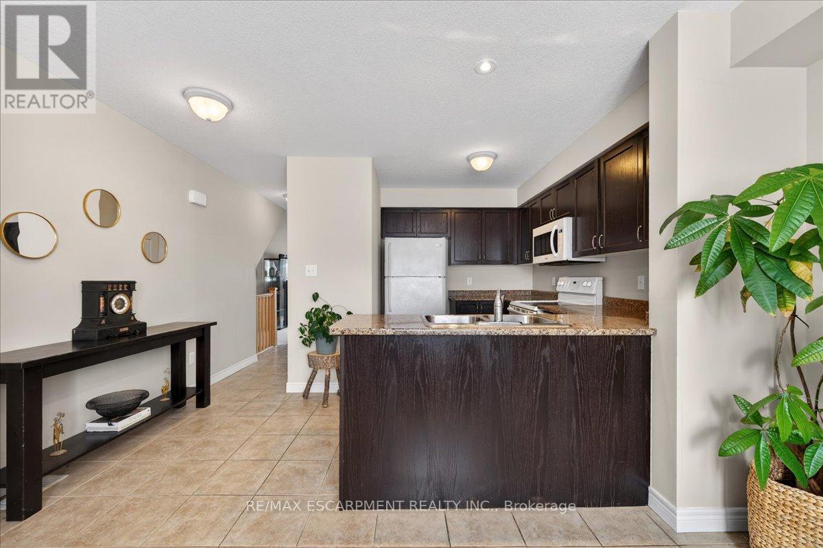614B Woodlawn Road E, Guelph, ON - Indoor Photo Showing Kitchen