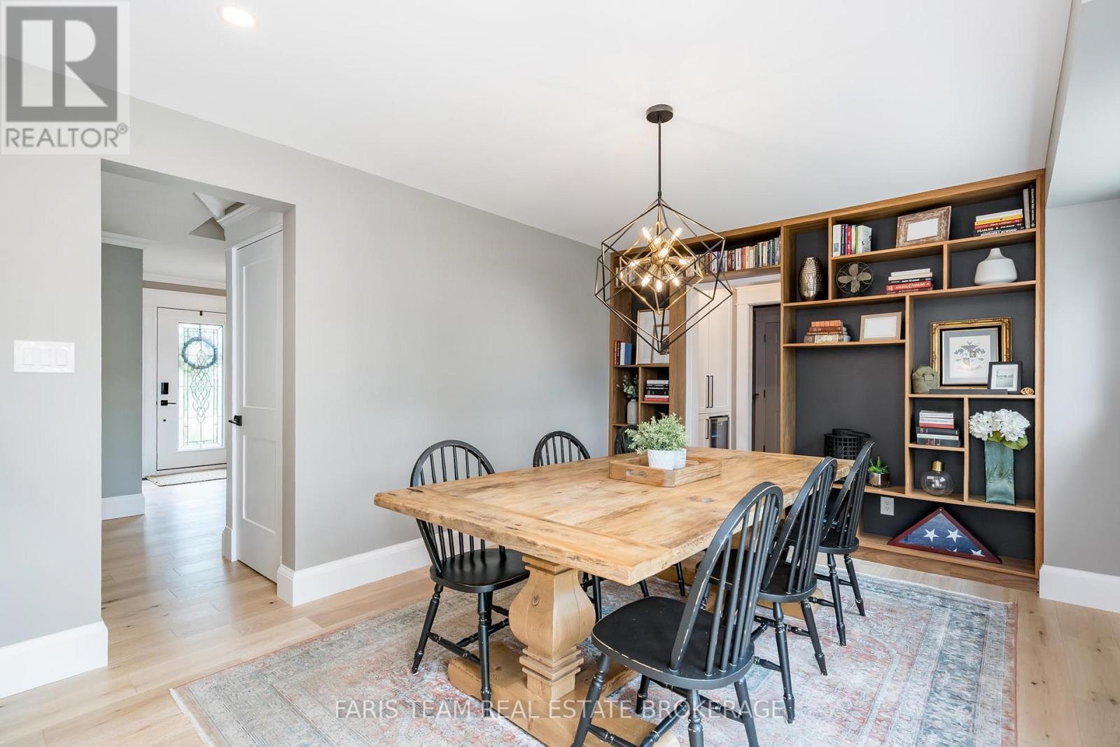 8 Malta Crescent, Springwater, ON - Indoor Photo Showing Dining Room