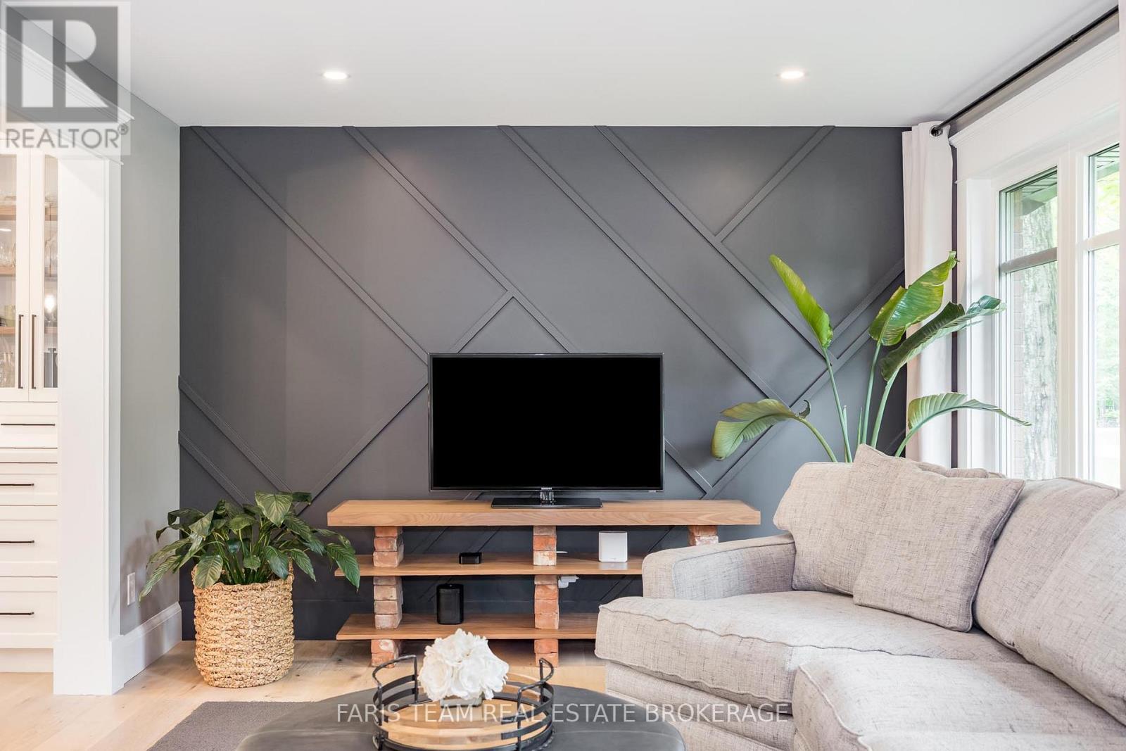 8 Malta Crescent, Springwater, ON - Indoor Photo Showing Living Room