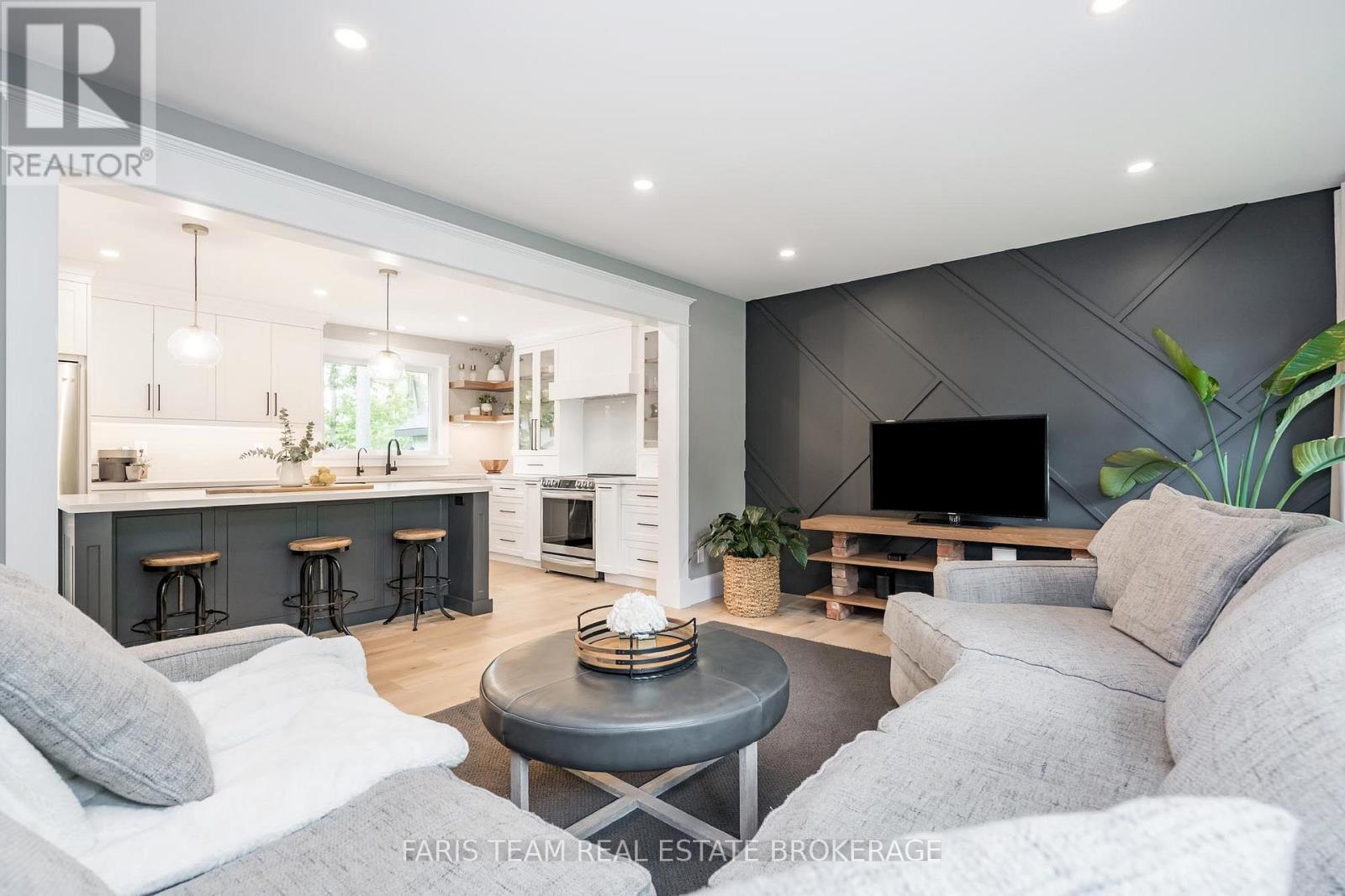 8 Malta Crescent, Springwater, ON - Indoor Photo Showing Living Room