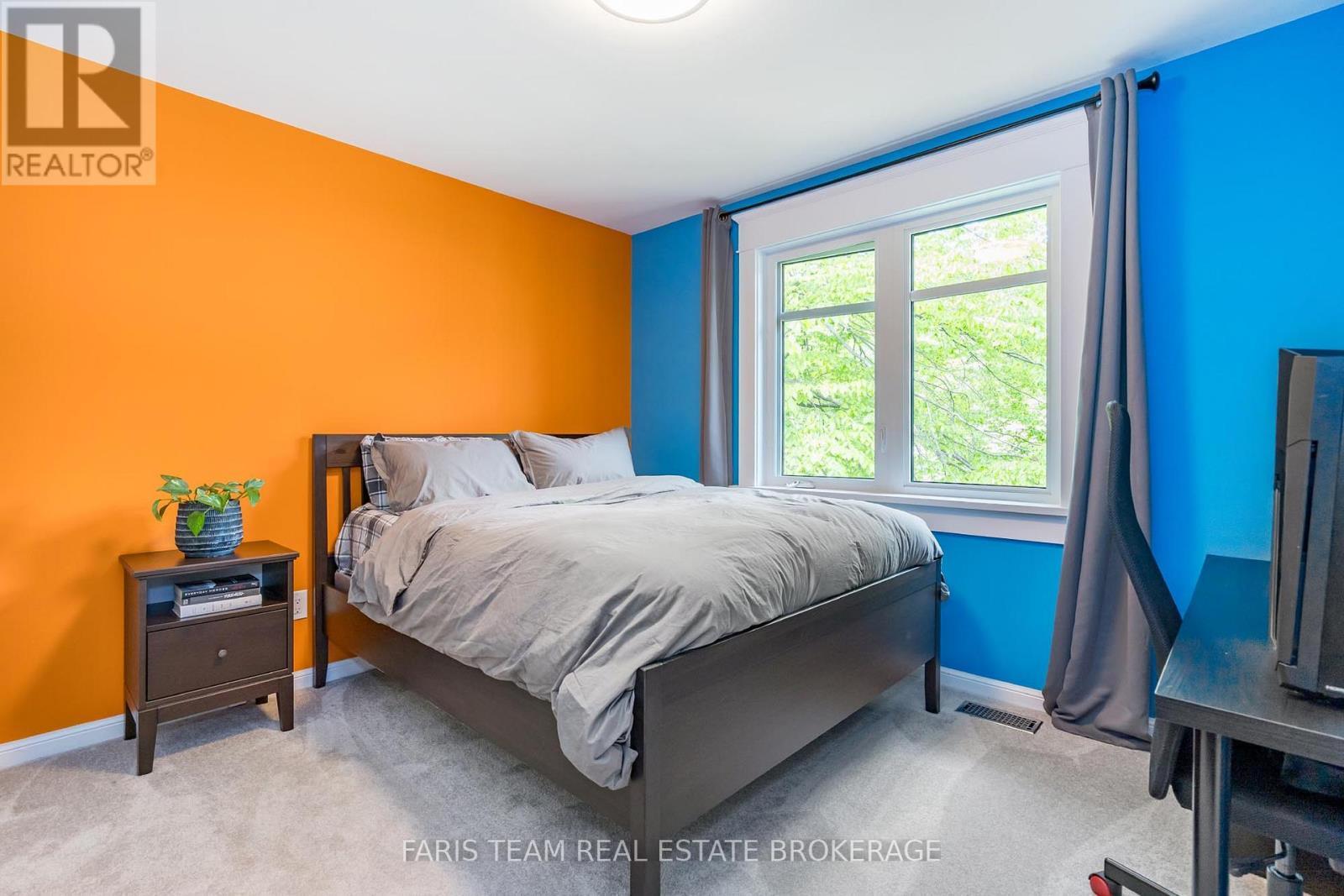 8 Malta Crescent, Springwater, ON - Indoor Photo Showing Bedroom
