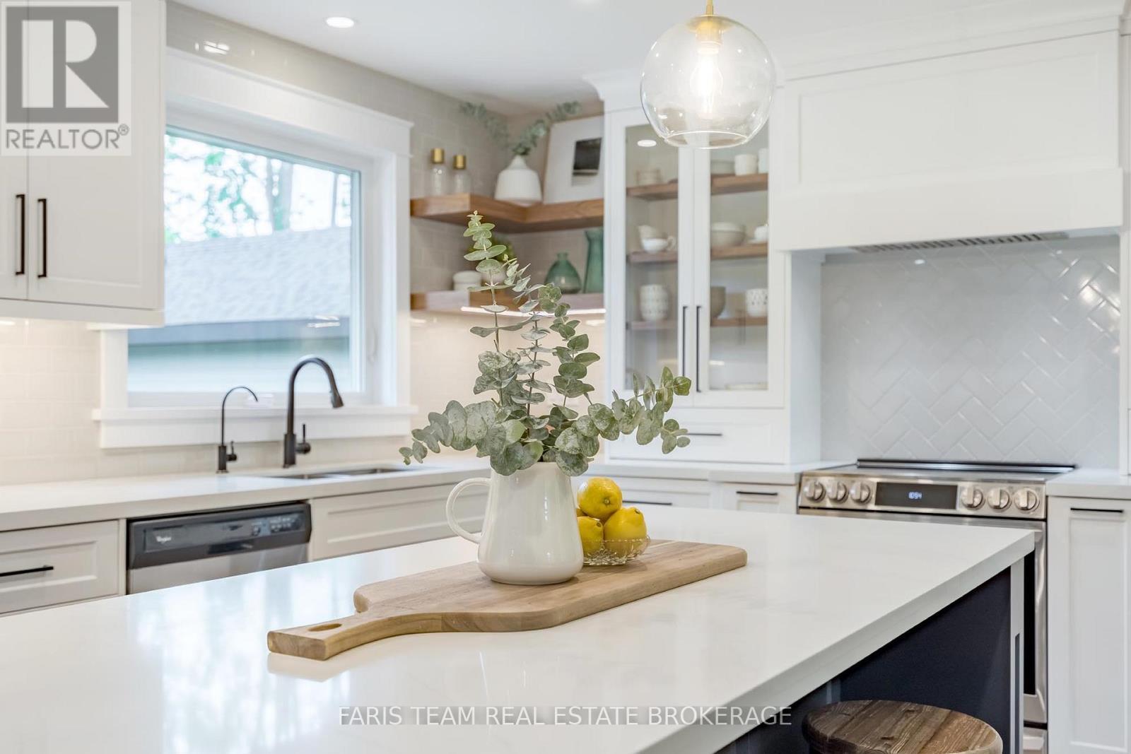 8 Malta Crescent, Springwater, ON - Indoor Photo Showing Kitchen