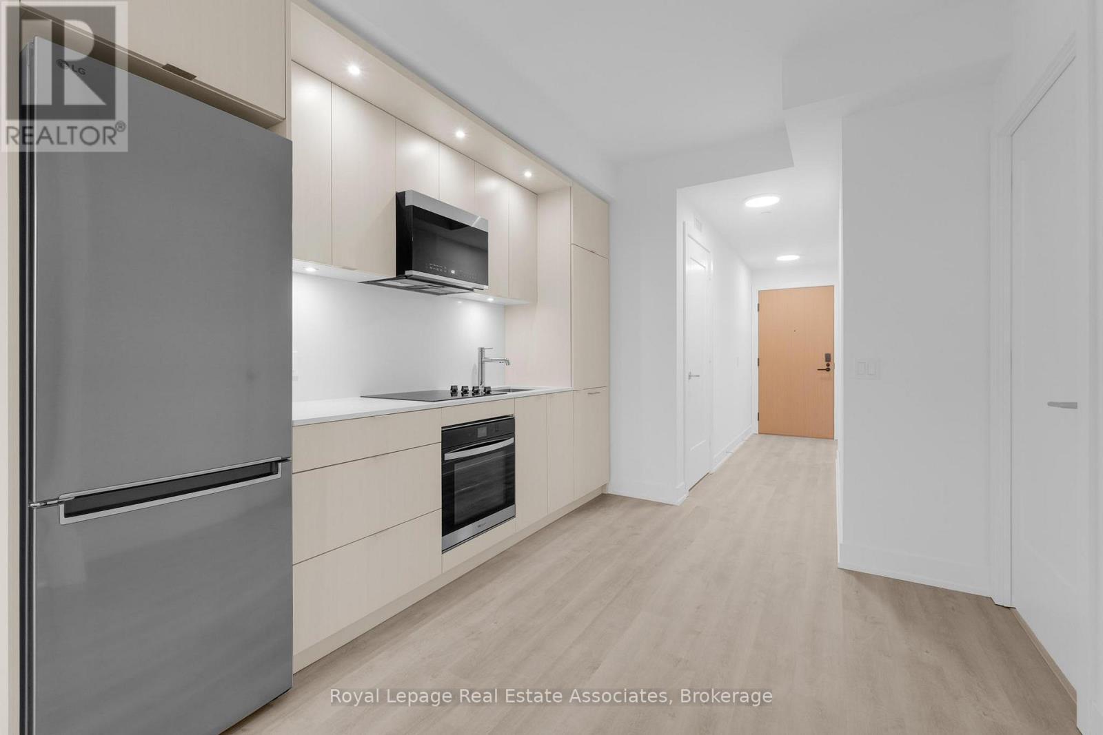 1014 - 60 Central Park Roadway, Toronto, ON - Indoor Photo Showing Kitchen