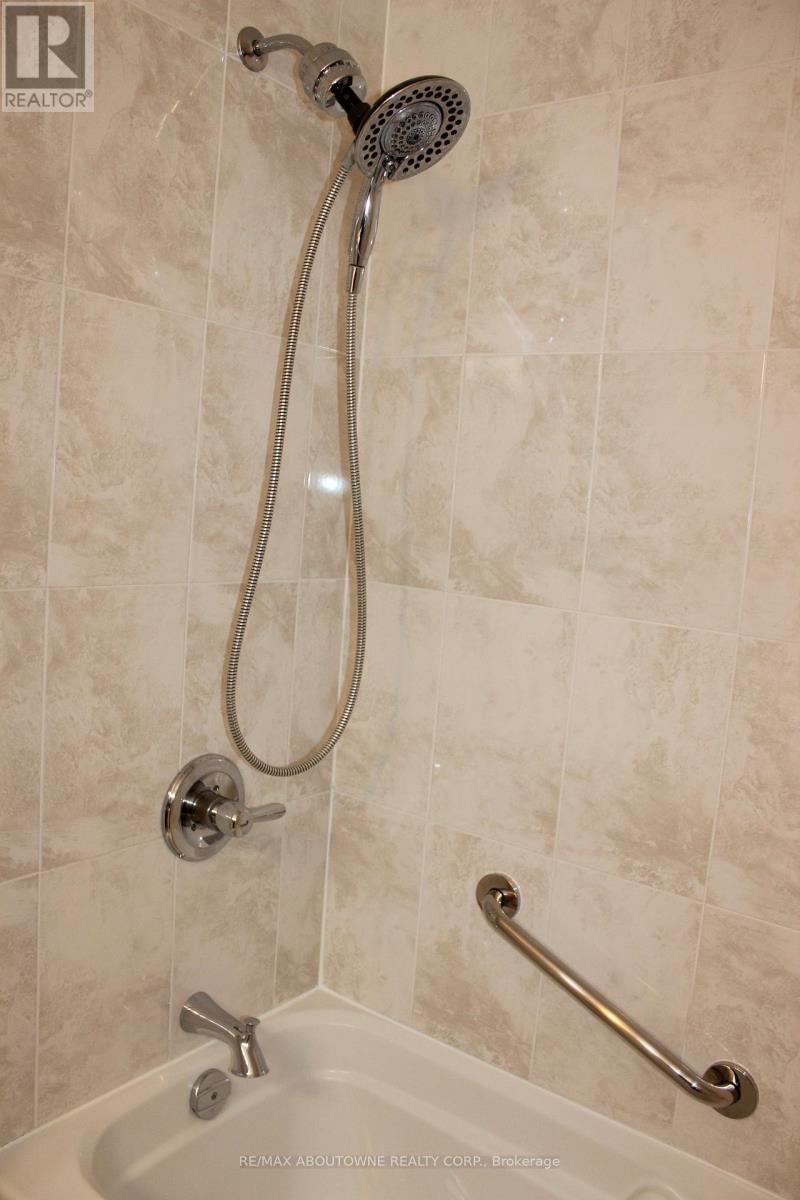 Main Bathroom - 4 piece - 2033 Lumberman Lane, Oakville, ON - Indoor Photo Showing Bathroom