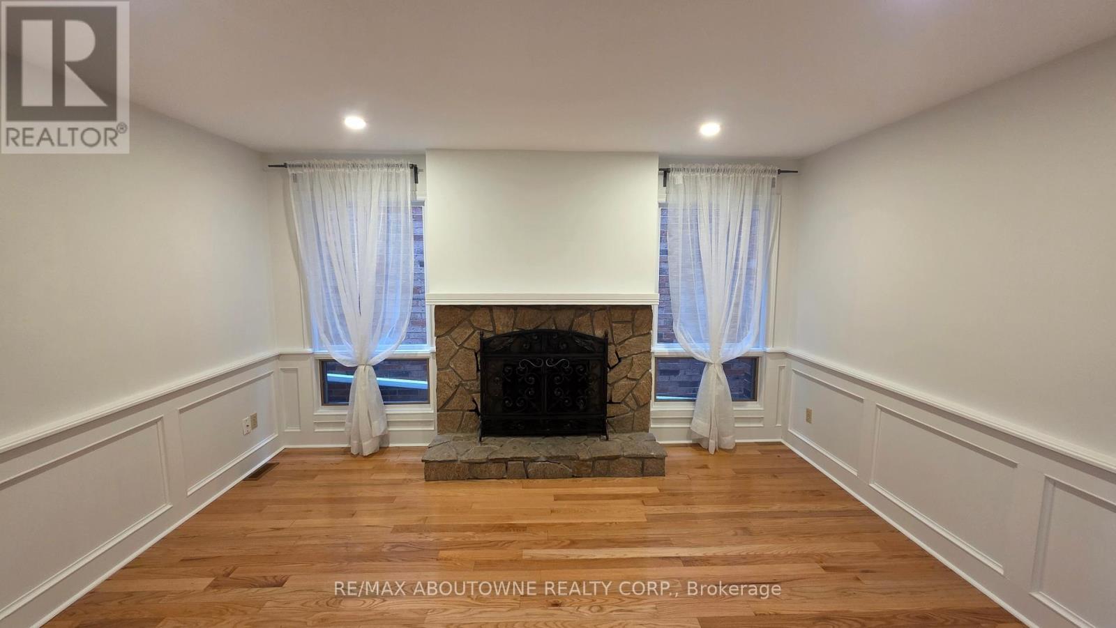Den /Family Room - 2033 Lumberman Lane, Oakville, ON - Indoor Photo Showing Other Room