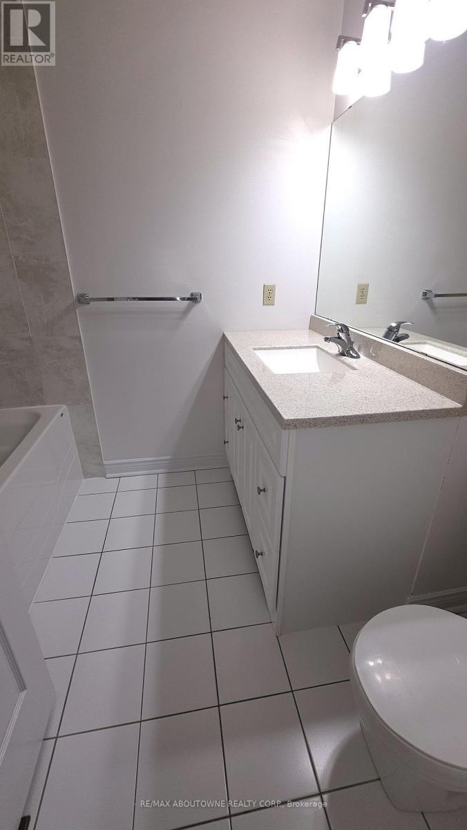 Main Bathroom - 2033 Lumberman Lane, Oakville, ON - Indoor Photo Showing Bathroom