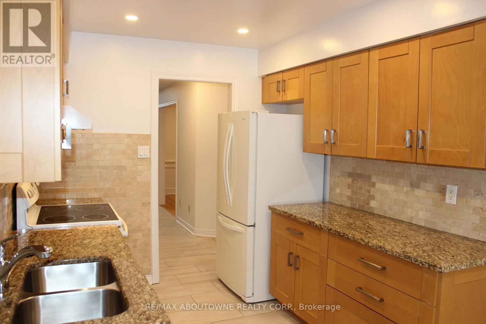 Halogen lights and lots of counter space - 2033 Lumberman Lane, Oakville, ON - Indoor Photo Showing Kitchen With Double Sink