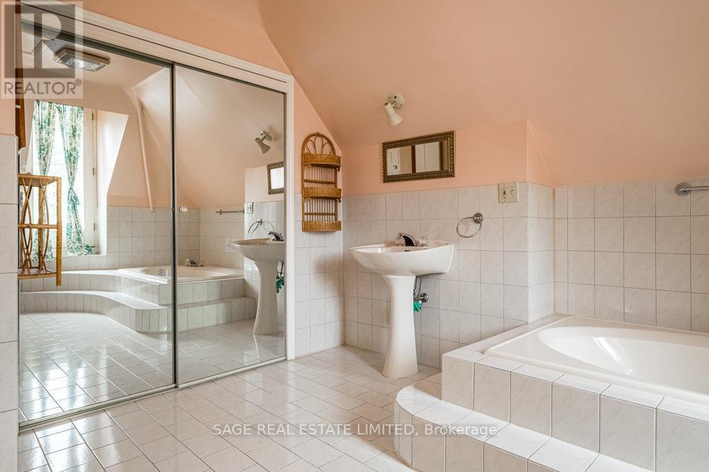 95-97 Fairholt Road S, Hamilton, ON - Indoor Photo Showing Bathroom