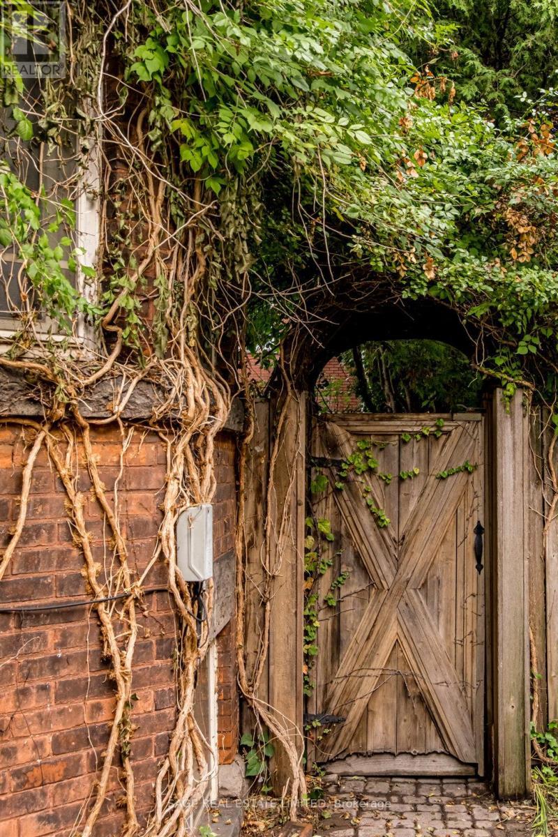 95-97 Fairholt Road S, Hamilton, ON - Outdoor