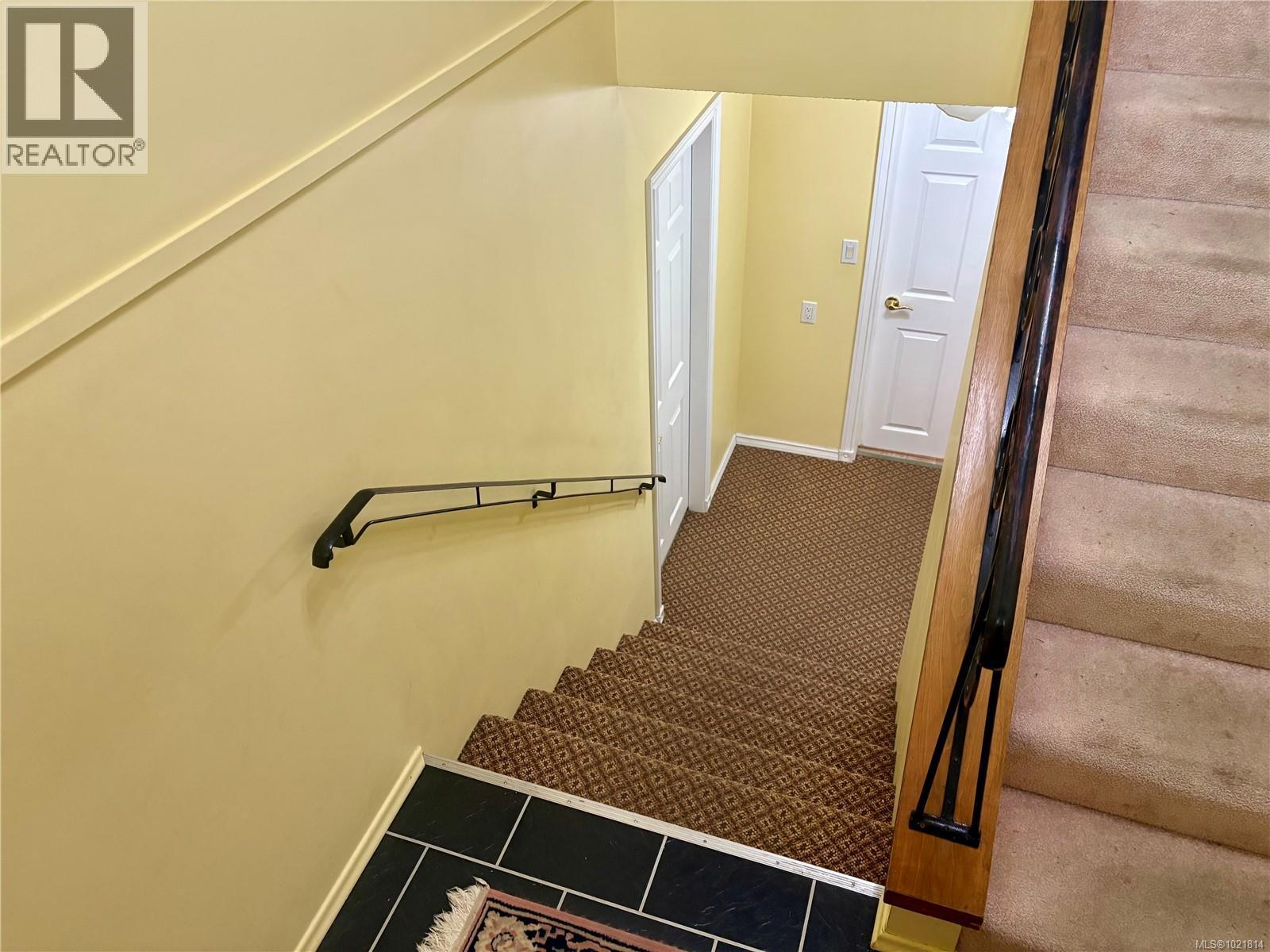 Stairway featuring baseboards and carpet - 2738 14Th Ave, Port Alberni, BC - Indoor Photo Showing Other Room
