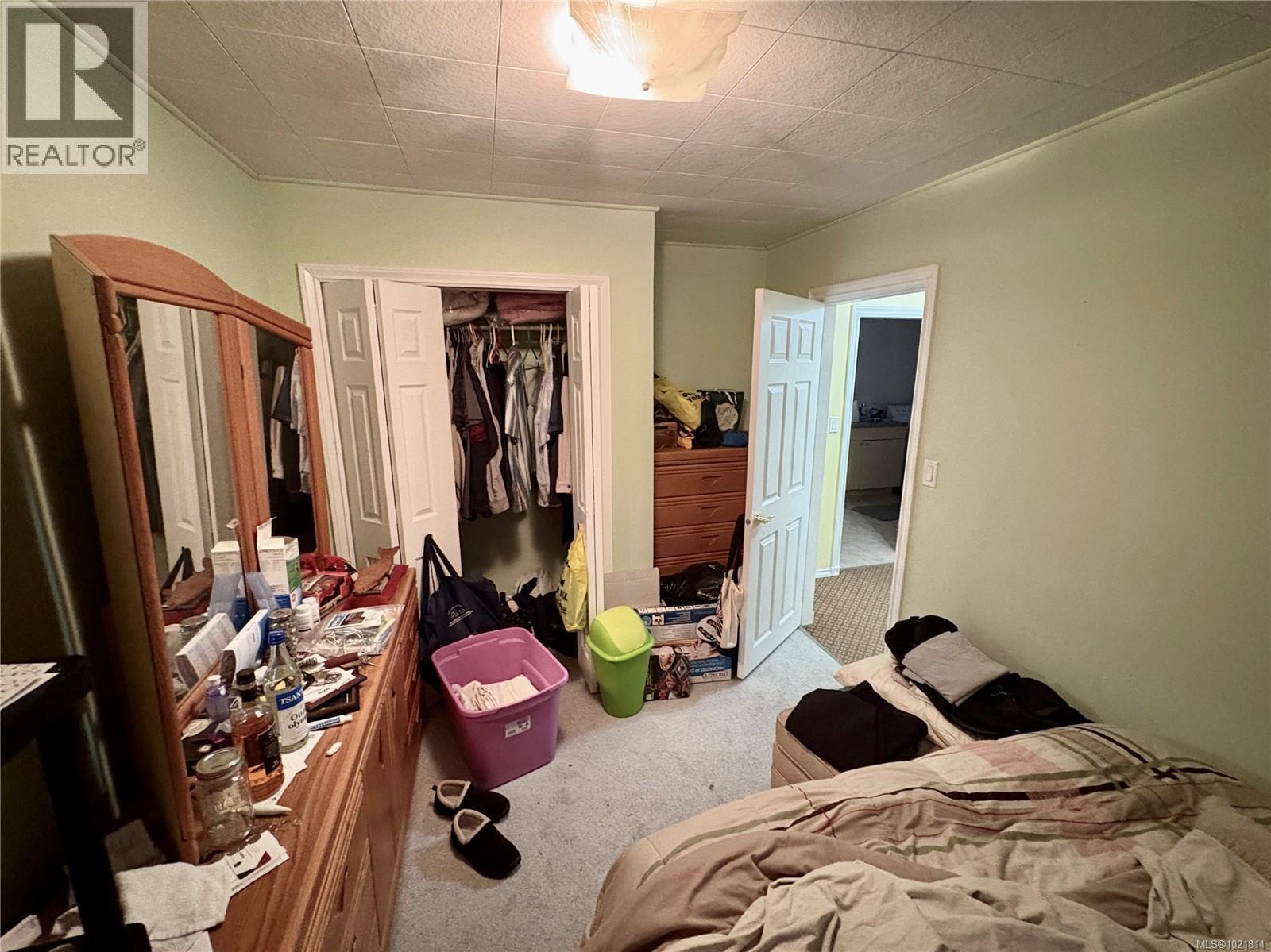 Bedroom featuring light carpet and a closet - 2738 14Th Ave, Port Alberni, BC - Indoor Photo Showing Bedroom