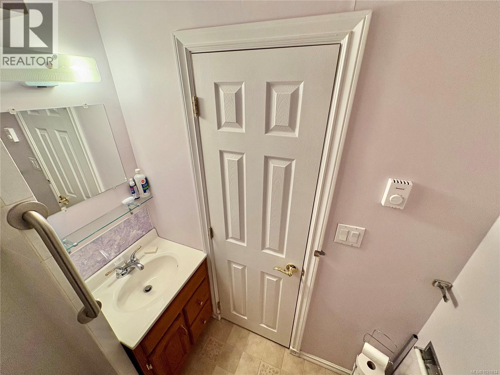 Bathroom featuring vanity and light flooring - 2738 14Th Ave, Port Alberni, BC - Indoor Photo Showing Bathroom