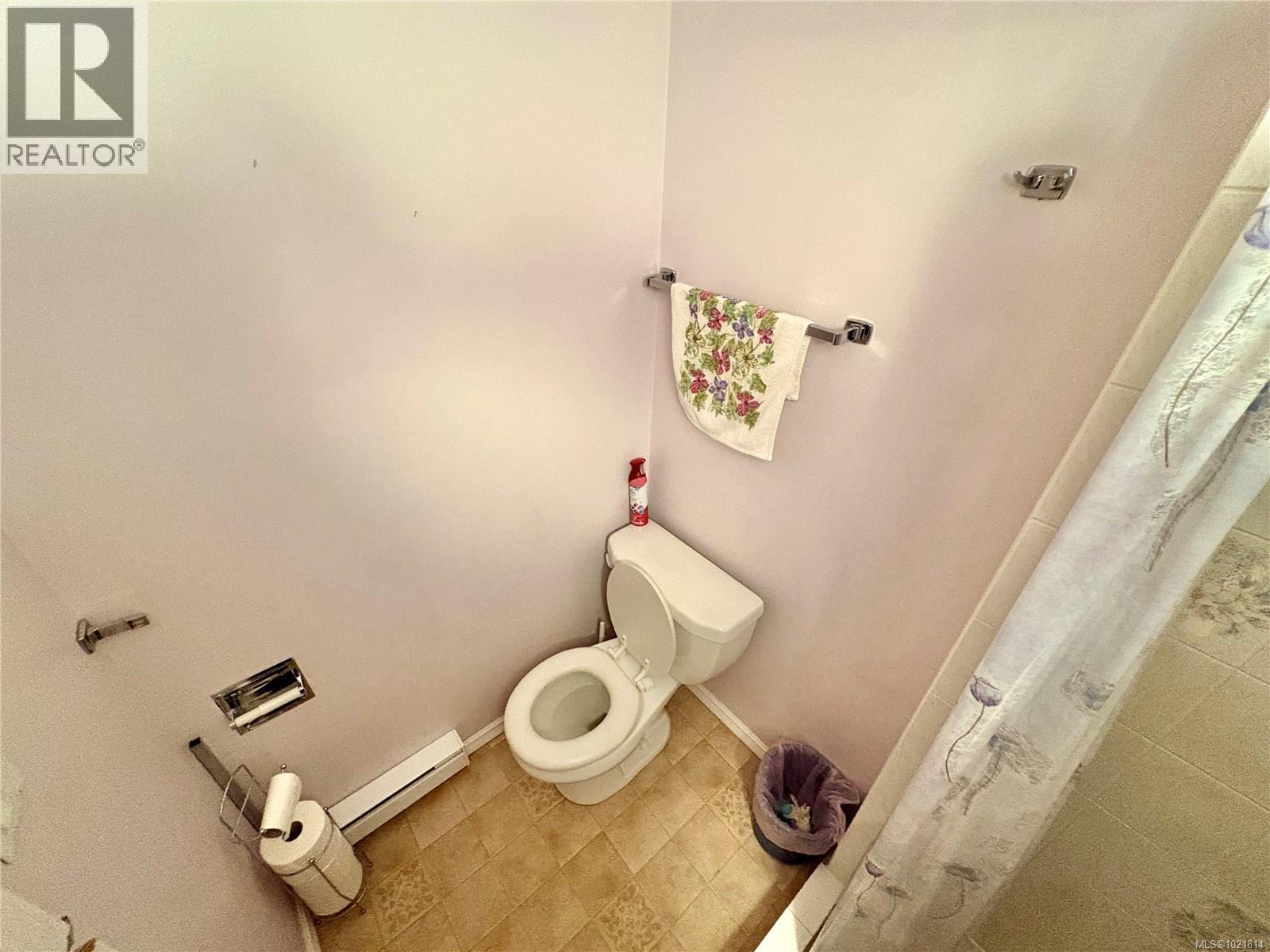 Bathroom with curtained shower and baseboard heating - 2738 14Th Ave, Port Alberni, BC - Indoor Photo Showing Bathroom